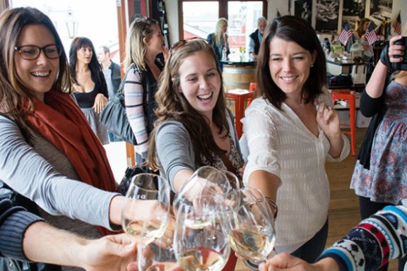 Liliana Calmão et al. holding wine glasses